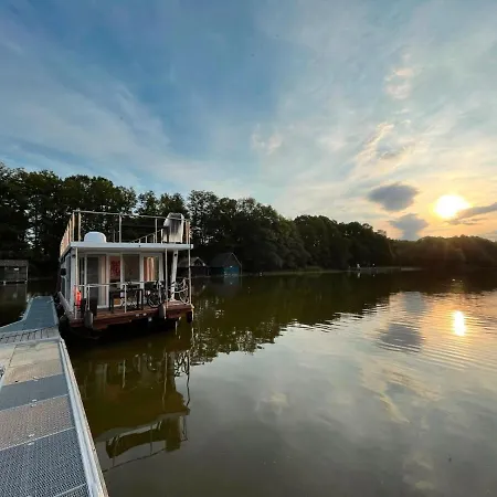 船上ホテル Hausboot-urlaub24 De - Muritz, Festliegend Mit Sauna - Beiboot Buchbar