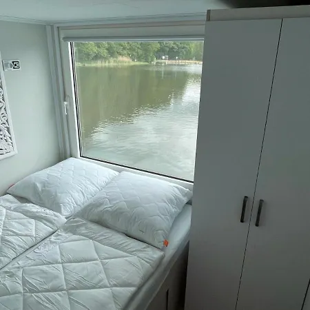 Hausboot-urlaub24 De - Muritz, Festliegend Mit Sauna - Beiboot Buchbar 船上ホテル